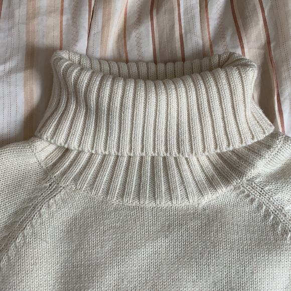 Cherokee white turtleneck size women’s medium worn maybe five times - Picture 3 of 4